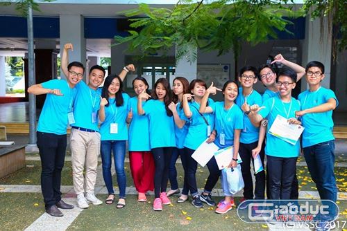 Tích cực tham gia các hoạt động ngoại khóa tỏng nước và Quốc tế, Phương Linh đã đưa ra quyết định táo bạo, bỏ ngang đại học Ngoại Thương để tìm kiếm học bổng du học Mỹ. (Ảnh: NVCC)