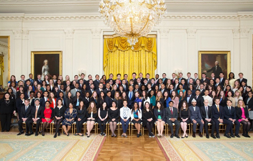 Bức ảnh chụp thực tập sinh tại Nhà Trắng bên cạnh Tổng thống thứ 44 Barack Obama năm 2015 với sự đa dạng dễ nhận thấy về màu da. Ảnh: CNN