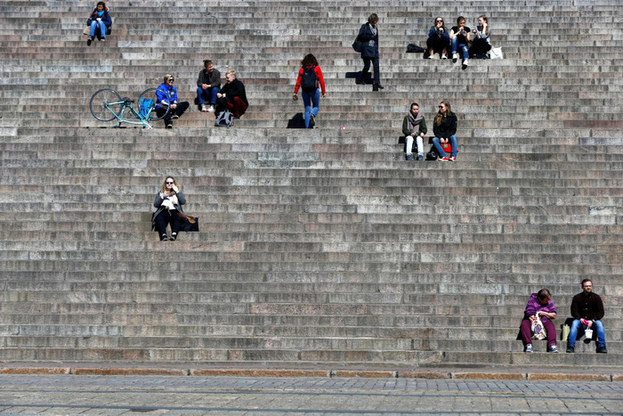 Người Phần Lan tận hưởng mùa hè ấm áp mà ngắn ngủi tại thủ đô Helsinki - Ảnh: REUTERS