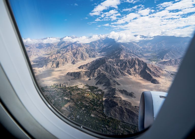 Julley Ladakh nhìn từ cửa sổ máy bay.