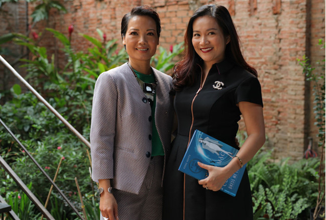 Anh Thơ, vợ diễn viên Bình Minh đến chúc mừng Hương Nguyễn ra mắt sách.