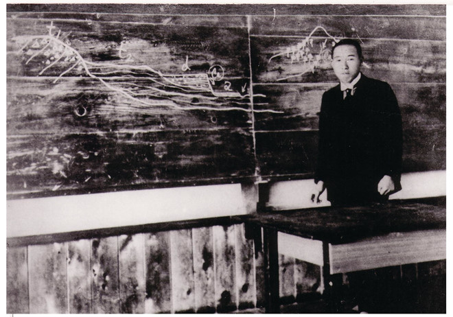 Tác giả Kenji Miyazawa ngoài nhà văn còn là một thầy giáo. Trong ảnh là Kenji trên bục giảng. 