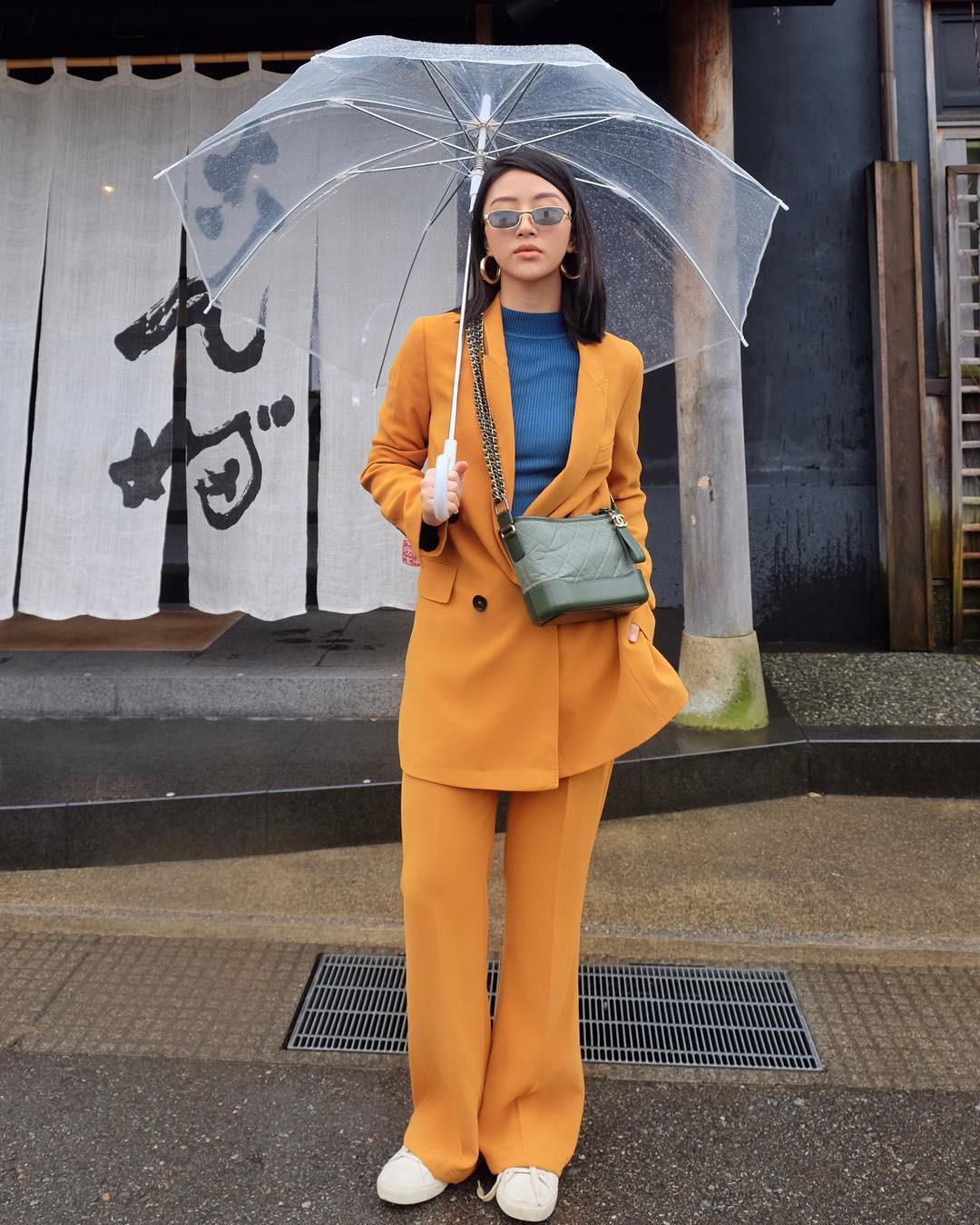 Không hổ danh là fashion icon hàng đầu của giới trẻ Việt, Quỳnh Anh Shyn đã sớm diện khuyên tai tròn dày. Món phụ kiện này được Quỳnh Anh Shyn trưng dụng liên tục trong chuyến đi Nhật vừa qua và trở thành điểm nhấn đẹp mắt cho những set đồ ấm áp của cô nàng.