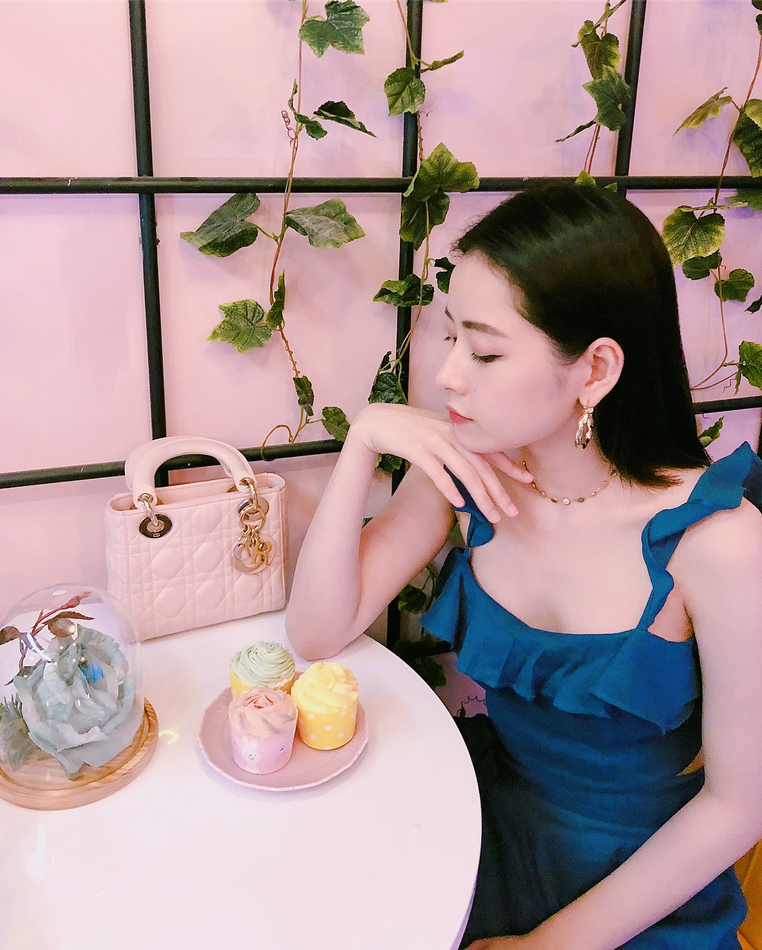 Nữ tính, ngọt ngào như Chi Pu cũng là fan của món phụ kiện này. Vậy mới thấy rõ sự đa-zi-năng của khuyên tai tròn dày khi nó không chỉ hợp với những set đồ cá tính, sexy mà cũng "ăn rơ" với cả style bánh bèo.