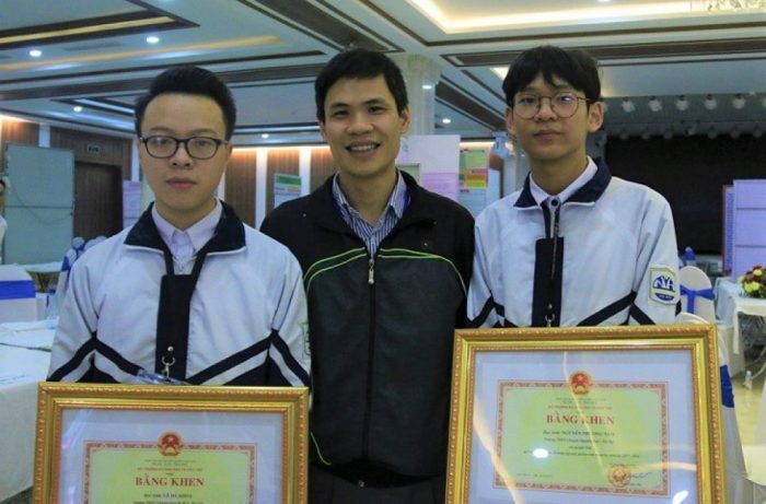 Lê Hà Khoa và Nguyễn Phương Nam cùng thầy giáo hướng dẫn