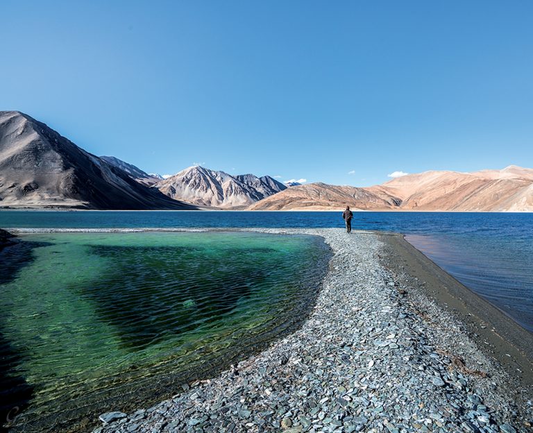 Hồ nước Pangong rộng lớn nhất Ladakh nằm sát biên giới với Tây Tạng.