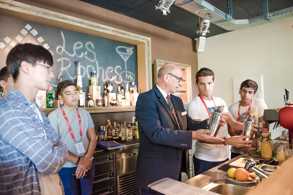 Buổi thực hành pha chế cocktail của sinh viên trường Les Roches