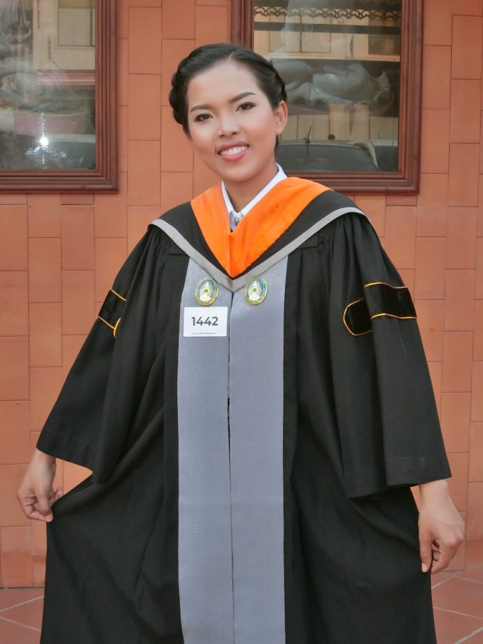 chọn nghề quét rác để mẹ cô có thể hưởng nhiều ích lợi xã hội hơn. (Ảnh: FBNV)