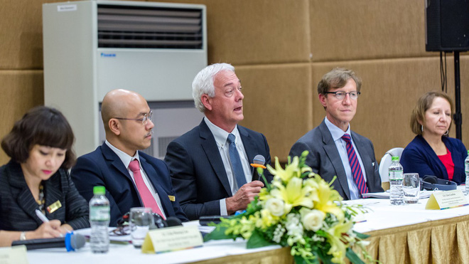 GS Glen Gaulton (người ngồi giữa) đang trao đổi trong một sự kiện bên lề lễ ký kết giữa Tập đoàn Vingroup với 2 đại học hàng đầu của Mỹ