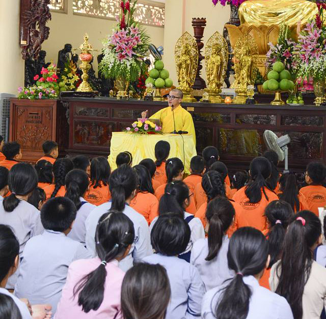 Sư thầy Thích Tâm Tiến được nhiều bạn trẻ biết đến nhờ những bài giảng gần gũi, hấp dẫn