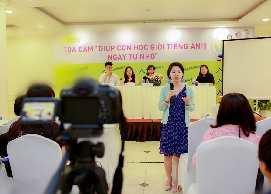 Các diễn giả chia sẻ hai chủ đề được phụ huynh quan tâm trong tọa đàm.