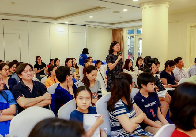 Phụ huynh chăm chú lắng nghe ý kiến từ các diễn giả và đặt câu hỏi tương tác.