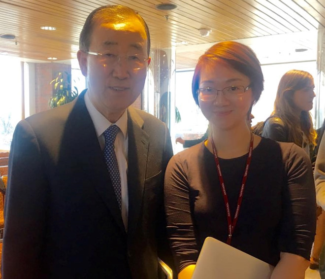 Nguyễn Tuệ Anh thảo luận với cựu Tổng thư ký Liên Hợp Quốc Ban Ki-moon trong thời gian ông thỉnh giảng tại  ĐH Harvard, Mỹ. 