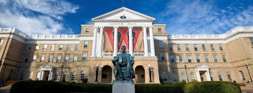 Đại học Wisconsin - Madison được xếp hạng 46 tại Mỹ và được đánh giá 5 sao dựa trên hơn 50 tiêu chí đánh giá chất lượng của QS World University Rankings 2017.