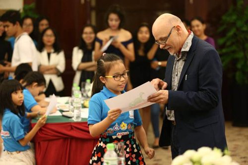 Với Học viện hè Apollo, trẻ được tiếp xúc ngôn ngữ thông qua hệ thống đào tạo công dân toàn cầu AGLS, các hoạt động trải nghiệm STEAM, giáo dục dã ngoại cùng nhiều sự kiện với diễn giả quốc tế …