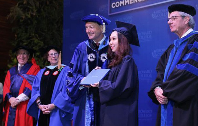 Chủ tịch Broward College, Florida Hoa Kỳ trao bằng cho sinh viên Broward College Vietnam tại lễ tốt nghiệp.