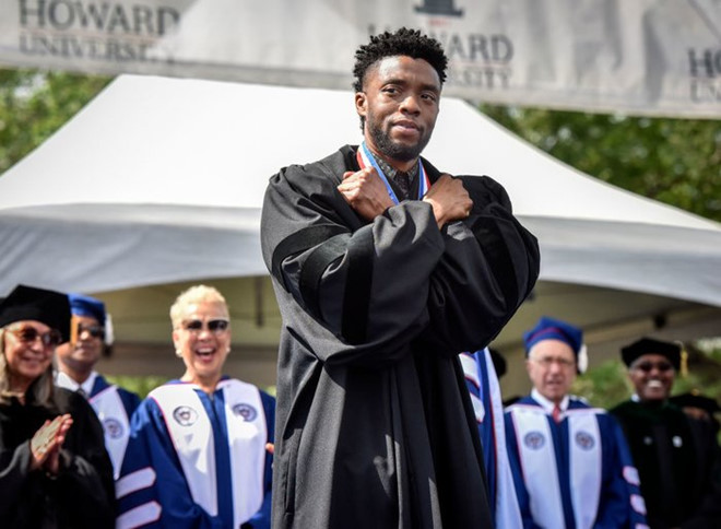 Chadwick Boseman giơ khẩu hiệu của đất nước Wakanda để trong buổi lễ vinh danh.
