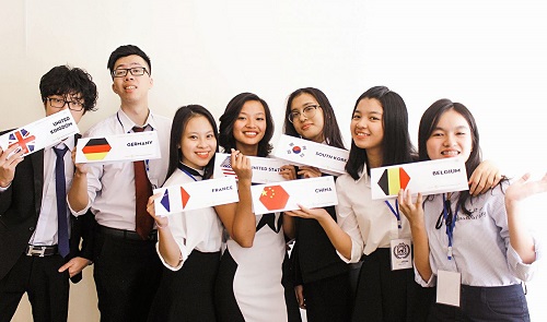 Ngọc Minh (ngoài cùng bên phải) tại Hội nghị mô phỏng Liên Hợp Quốc - VYMUN 2017. Ảnh: NVCC