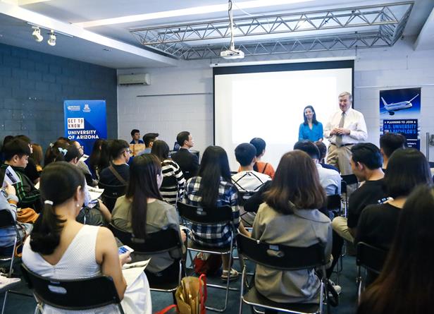 Sinh viên Broward College Vietnam và đại diện Đại học Arizona - Top 100 đại học thế giới.