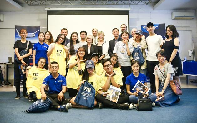 Sinh viên Broward College Vietnam và đại diện Đại học Florida International – Top 10 đại học công lớn hàng đầu Hoa Kỳ.
