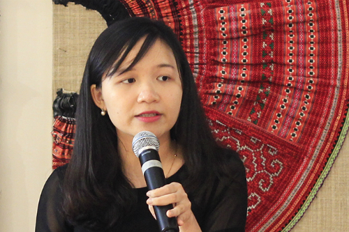 Chị Trần Anh Phương chia sẻ về cách viết hồ sơ. Ảnh: D.T