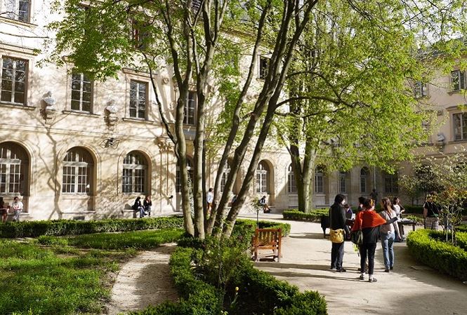 Khuôn viên trường ĐH sư phạm Paris