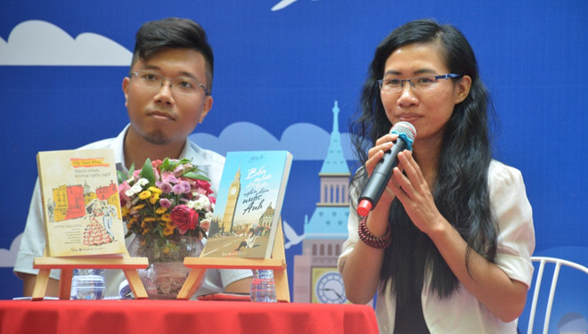 Tác giả Hoài Sa và Uyên Nguyên tại buổi giao lưu. Ảnh: Sống.