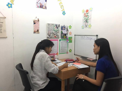 Lớp học IELTS 1-1 kèm sát học viên mỗi ngày đủ 4 kỹ năng nghe - nói - đọc - viết.
