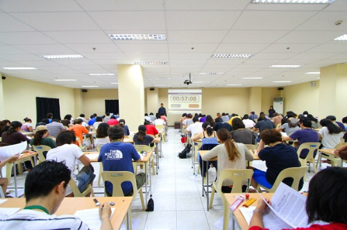 Các học viên học khóa IELTS đang làm bài thi thử như một kỳ thi thật hàng tuần.