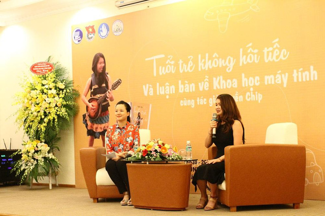 Nữ diễn giả Nguyễn Thị Khánh Huyền (Huyền Chip - váy đen) trong buổi giao lưu.