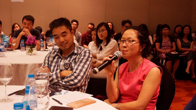 Khán giả đặt câu hỏi cho diễn giả.