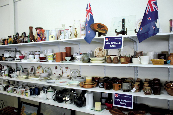 Bên trong một cửa hàng đồ cũ ở New Zealand - Ảnh: glorydaysmagazine.com