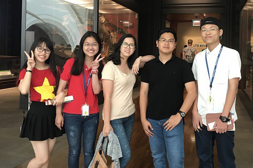 Phương Uyên (ngoài cùng bên trái) trong kỳ du học hè một tháng tại Mỹ.