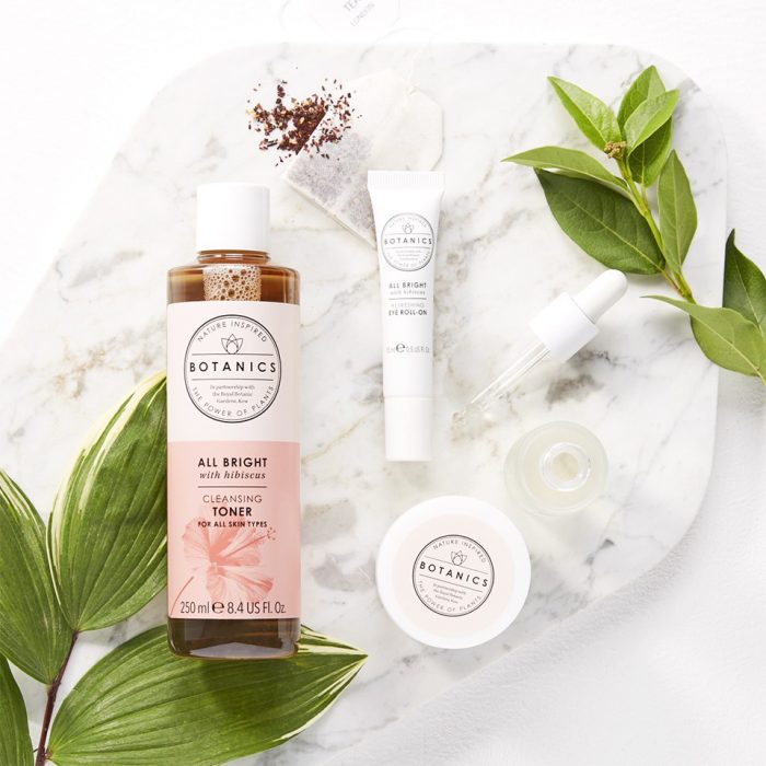Botanics All Bright With Hibiscus Cleansing Toner (137.000 VNĐ): Có chứa AHA chiết xuất từ cây bụp giấm (hibiscus), loại toner này giúp tẩy da chết nhẹ nhàng cho da, mang đến bề mặt da mịn màng, căng bóng. Sản phẩm này an toàn để sử dụng cho mọi loại da, kể cả da nhạy cảm.