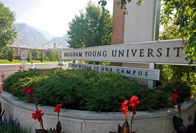 ĐH Brigham Young (BYU - Utah, Mỹ) cấm sinh viên cắm trại với người khác giới, uống cà phê, trà, rượu, hút thuốc lá. Nữ sinh phải mặc váy dài từ đầu gối trở xuống, chỉ được xỏ một lỗ tai cho mỗi bên. Nam sinh không để tóc dài quá tai, để râu. Tất cả sinh viên không được nhuộm tóc và phải mặc quần áo theo quy định. BYU cho phép đồng tính luyến ái nhưng cấm hoàn toàn việc quan hệ tình dục trước hôn nhân.