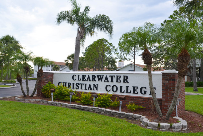 ĐH Công giáo Clearwater (Florida, Mỹ) cũng đặt ra nhiều quy định nghiêm ngặt. Sinh viên có thể bị đuổi học nếu uống rượu, đến quán bar, rạp chiếu phim, tham gia câu lạc bộ, quan hệ tình dục, bơi lội với người khác giới, tham dự buổi hòa nhạc, xỏ khuyên, cờ bạc, sở hữu hình ảnh khiêu dâm, mua bán, hút thuốc lá. Trường cũng can thiệp vào việc giao lưu kết bạn, bao gồm quy định cấm các cử chỉ thân mật (trừ nắm tay), nhìn nhau khi mặc đồ bơi, không ra khỏi xe sau khi tắt máy, hai người khác giới đi với nhau trong trường, hẹn hò khi mới học năm nhất. Vay mượn hay không đi lễ đều là hành vi vi phạm nội quy. Tất cả sinh viên phải ăn mặc theo quy định nếu không muốn bị phạt.