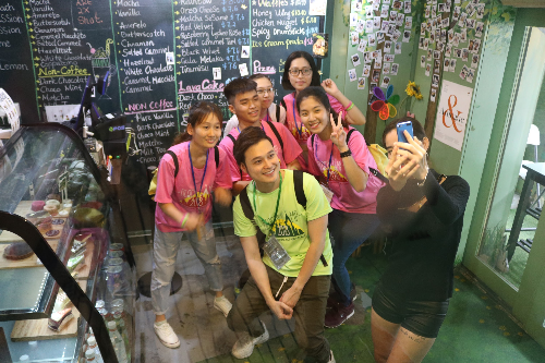 Ca sĩ Quang Vinh cùng các trại sinh AGC Singapore 2018
