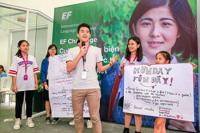 Văn Hào trong vòng chung kết cuộc thi hùng biện tiếng Anh EF Challenge 2018.