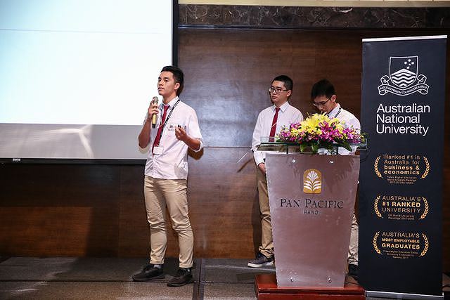 Hào đang trình bày báo cáo tại cuộc thi Phân tích kinh doanh năm 2018.