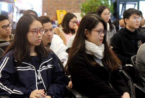 Nhiều học sinh Hà Nội và các bạn trẻ sẽ sang du học tại Australia vào tháng 2 tham dự tọa đàm trao đổi kinh nghiệm. Ảnh: Quỳnh Trang.