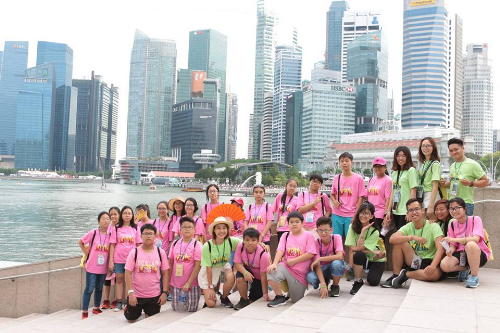 MC Hoàng Oanh cùng các Trại sinh AGC Singapore hè 2018.