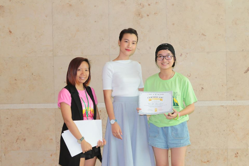 MC Hoàng Oanh và chị An Hạ - CEO Amazing Group trao chứng nhận cho trại sinh.