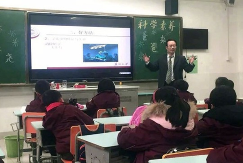 Những ông bố là nhà khoa học được mời đến trường nói chuyện với học sinh. Ảnh: Weibo