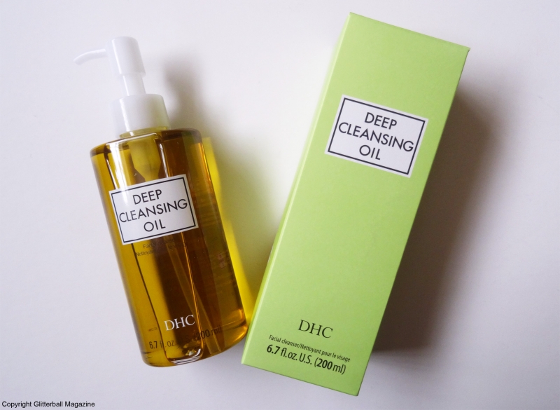 DHC Deep Cleansing Oil (Giá gốc: 520.000VNĐ): Là một trong những hãng skincare rất tín nhiệm các thành phần thiên nhiên, DHC luôn lấy dầu Olive làm cảm hứng chính cho các sản phẩm của mình. Trong đó dầu tẩy trang DHC Deep Cleansing Oil là một trong những sản phẩm nổi bật và được ưa chuộng của hãng. Em này có khả năng tẩy trang xuất sắc, đánh bay được cả các loại mỹ phẩm chống nước cứng đầu. Không chỉ vậy em ấy còn dưỡng ẩm tốt, da mặt sau khi tẩy trang và rửa mặt vẫn có độ ẩm nhất định.
