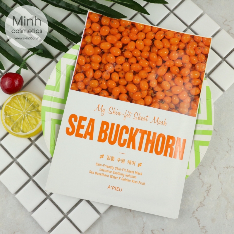A’Pieu My Skin-Fit Sheet Mask Sea Buckthorn (Giá gốc: 70.000VNĐ): Đây là mặt nạ giấy làm sáng da rất được các bạn Hàn Quốc yêu thích năm vừa qua. Thành phần chính tất nhiên là có ngôi sao đang lên hắc mai biển, chiết xuất cam vàng và kiwi. Ngoài làm sáng da, em này còn được phản hồi là tăng độ đàn hồi cho da cực hiệu quả.