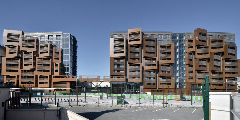 Tọa lạc tại quận 19, thành phố Paris, khu căn hộ sinh viên Basket Apartments được thiết kế như một phần của sự phát triển đô thị lớn