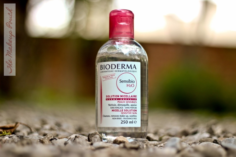 Bioderma Sensibio H2O Make-up Removing Micellar Solution (Giá gốc: 251000VNĐ): Cứ 3 giây 1 chai tẩy trang Bioderma lại được bán ra. Em này mãi mãi là "nữ hoàng làng tẩy trang" nhiều năm không thể thoái vị. Sản phẩm sở hữu khả năng làm sạch siêu đỉnh, độ PH cân bằng nên không làm khô da, không chứa paraben. Hãng còn sản xuất nhiều phiên bản thích hợp với nhiều loại da nữa.