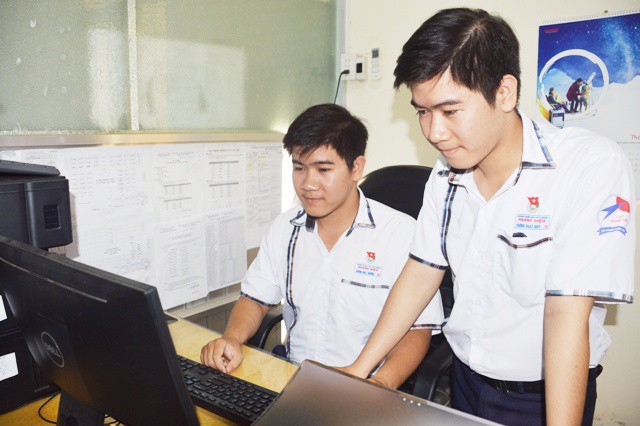 Hai anh em song sinh Nhật Trường (trái) và Nhật Duy đều học rất giỏi.