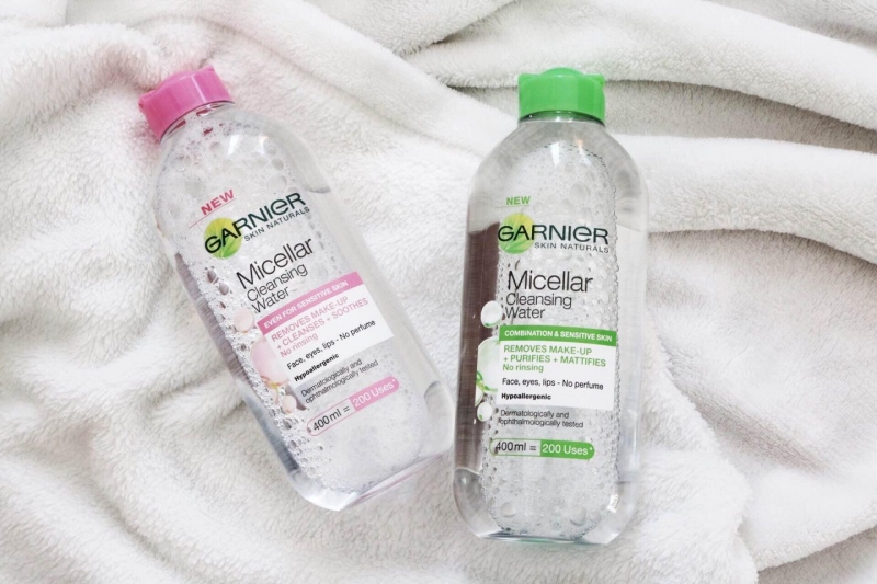 Garnier Micellar Cleansing Water For Sensitive Skin (Giá gốc: 160.000VNĐ): Đây được mệnh danh là bản dupe của nước tẩy trang Bioderma mà giá chưa bằng một nửa. Em này cũng áp dụng công nghệ Micellar Water, đặc biệt là lại còn không chứa cồn nên những bạn da dầu mụn hay dị ứng mụn yên tâm nha. Cũng như Bioderma, Micellar Cleansing Water For Sensitive Skin cũng có nhiều phiên bản cho từng loại da.