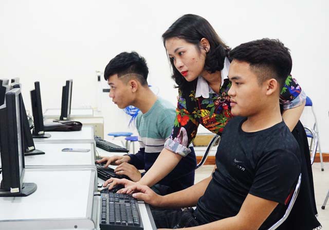 Được sự giúp đỡ của các thầy cô giáo và các bạn, Lô Văn Anh đang cố gắng để hoàn thành chương trình học một cách tốt nhất.